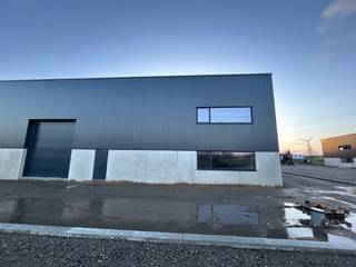 10 Nieuwbouw KMO units (*** LAATSTE 2 TE KOOP ***) te koop met oppervlakte van 510 m².<br /><br />Groot voordeel is dat elk van deze units met groot transport kunnen bereikt worden.<br /><br />Aangeboden unit: 510 m² - inclusief 5 parkeerplaatsen<br />Voorzien van verlichting, water, internet, alarm, rookdetectie...<br /><br />DM-bedrijvenpark maakt deel uit van de KMO Site ‘GROTE NEST’ gelegen aan het kanaal Gent-Terneuzen. Deze zone beschikt over een volledige industriële uitrusting en is bedoeld voor haven gebonden bedrijven. Deze ontwikkeling gebeurt op het laatste beschikbare perceel op deze site. De rest van de KMO-zone is reeds volledig volgebouwd rond de nieuw aangelegde uitsluitingsweg en geeft uit op de kanaaloever. De units voldoen aan de vereisten van ‘ niet verwarmde bedrijfsgebouwen ’.<br /><br />De units worden casco opgeleverd. Staalstructuur met plint van 2.4m hoog en geïsoleerde sandwichpanelen, polierbetonvloer, vloer  met puntbelasting  van 3 ton/m² tussenwanden zijn in beton en 14cm dik, dak is in steeldeck, lichtstraten van 3x12meter, sectionaalpoort, alu schrijnwerk.  <br />De KMO-units zullen voorzien worden van drijfkracht en elektriciteit, internet, septische put, regenwaterput.<br /><br />In de KMO-units kunnen mogelijks een showroom of kantoren gecreëerd worden.  Parkings voorzien.<br /><br />Meer info via mail of telefonisch op nr. 0475 32 51 89.