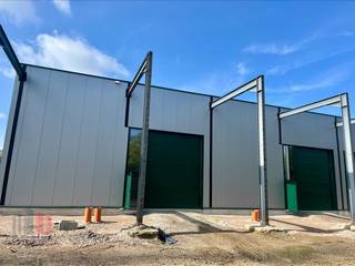 Nieuwbouw KMO-unit met een oppervlakte van 376 m² en 2 privatieve parkeerplaatsen te koop. Uitstekend gelegen net buiten de Grote Ring in het zuiden van Hasselt, op de voormalige site van Recor. Fenomenale bereikbaarheid dankzij de nabijheid van de op- en afrit 28 Hasselt-Zuid van de E313. De casco unit met een vrije hoogte van minstens 6 m is voorzien van o.a. een sectionale poort (4 m x 4,25 m), lichtstraat met rookluik, polybetonvloer (draagkracht van 1.000 kg/m²), branddetectie en warmtepomp. Tevens aanwezigheid van een regenwaterput van 5.000 L per 2 units en een hoogspanningscabine op de site. Mogelijkheid tot het plaatsen zonnepanelen en aansluiting op het warmtenet. De unit maakt deel uit van het nieuw bedrijvenpark "RE|CORE" bestaande uit KMO-zone "The Sheds" (fase I) opgebouwd uit 19 KMO-units met een oppervlakte tussen 150 m² en 433 m², samenvoegbaar tot 5.018 m². De KMO-units zijn ideaal als opslagplaats, atelier, showroom, productieruimte al dan niet in combinatie met een kantoor. Voorziene oplevering Q1 2025. Contacteer PANORAMA B2B voor bijkomende inlichtingen of een vrijblijvend plaatsbezoek 0474 17 17 15.