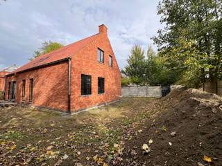 Nieuwbouw open bebouwing met 3 slaapkamers, bureau, dressing, badkamer, terras en tuin! <br />6% BTW mogelijk mits voldoen aan de voorwaarden! <br /><br />Indeling GLV: inkomhal; apart toilet; leefruimte met open keuken; open, doch aparte bureauruimte; berging en technische ruimte. <br /><br />1V: 3 slaapkamers, waarvan één met dressing; badkamer; toegang tot de zolder. <br /><br />De woningen worden volledig en kwaliteitsvol afgewerkt volgens het lastenboek. <br />De koper heeft eigen keuze in vloer, sanitair, keuken en binnendeuren bij de bouwheer gekozen leveranciers. <br />De bouwheer gaat de gevel papvoegen (zie voorbeeld van woning in de foto's). <br /><br />Algemeen: <br />- Oplevering mei 2026 <br />- 6% BTW mogelijk mits voldoen aan de voorwaarden<br />- Betaling bij akte (niet in schijven!) <br />- E-peil < 20 (warmtepomp, airco op slaapkamers, zonnepanelen, etc) <br /><br />Voor meer info of een afspraak op kantoor: 0472 22 22 44 of thanee@solittvastgoed.be.