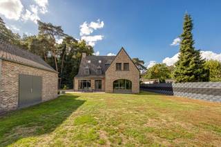 Ruime, energiezuinige villa met 5 slaapkamers, 2 badkamers, inpandige garage, bureel en polyvalent bijgebouw van 53m² op een perceel van 1.312m². Deze ruime en instapklare woning is gunstig gelegen in een groene omgeving net buiten de dorpskern van Zoersel en goed bereikbaar langs de N14 tussen Zoersel en Oostmalle. De woning werd gebouwd in 2014 en is afgewerkt met hoogwaardige materialen. Ideale woning voor wonen /werken met een ruim bijgebouw /atelier van 53m² met automatische sectionaalpoort en bergzolder. De woning is voorzien van zonnepanelen en heeft een energielabel A. <br /><br />INDELING: Gelijkvloers: inkomhal; vestiaire en gastentoilet; woonkamer; bureel; leefkeuken; wasruimte; voorraadberging; douchekamer; inpandige garage. 1e verdieping: nachthal; slaapkamer 1; slaapkamer 2 of hobbyruimte; slaapkamer 3 met aansluitend dressing; badkamer. 2e verdieping via vaste trap: ruime afgewerkte zolderruimte mogelijk in te delen in 2 slaapkamers; technische ruimte; zolderberging.<br /><br />BIJZONDERHEDEN: Hoogwaardig afgewerkte woning voorzien van alarm, videofoon, zonnepanelen met thuisbatterij, cv op aardgas met condensatieketel, vloerverwarming op het gelijkvloers, ventilatiesysteem C+, waterverzachter, regenwaterput 10.000L, regenwaterpomp met aansluiting op de wc's en buitenkraan, robotmaaier, bijgebouw met zolder, automatische sectionaalpoort en 3,25m doorrijhoogte!