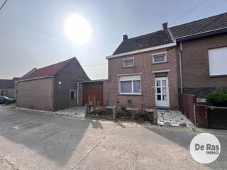 <strong>BALEGEM – Renovatieproject met uitbreidingsmogelijkheden en zuidgerichte tuin. </strong><br /><br />De woning is gelegen in een rustige en aangename buurt, met een vlotte verbinding naar belangrijke invalswegen. Bovendien bevinden het station, scholen, openbaar vervoer en winkels zich in de nabije omgeving.<br /><br />Deze woning maakt deel uit van een afsplitsing, waarbij het naastgelegen stalgebouw en de garage zullen worden afgebroken voor de realisatie van een nieuwbouwwoning. Dit creëert extra ruimte en biedt tal van mogelijkheden voor de renovatie en herinrichting van het bestaande pand. Voor deze eigendom werden reeds plannen uitgewerkt door een architect, waarbij een uitbreiding van het woonvolume voorzien is (zie simulatiefoto). Deze plannen zijn louter indicatief en dienen als inspiratie: u bent volledig vrij om uw eigen visie te realiseren. Indien u verkiest om de bestaande volumes te behouden en binnen de huidige structuur te renoveren, is dit uiteraard eveneens perfect mogelijk. In de huidige toestand beschikt de woning over 2 slaapkamers, geen badkamer aanwezig. <br /><br /><br />Bovendien kan er professioneel renovatieadvies worden verstrekt door een ervaren aannemer, die u kan begeleiden bij de uitwerking en realisatie van uw renovatieplannen.<br />De woning is vandaag voorzien van een woonkamer met aansluitende eetkamer, keuken, inpandige garage/berging en twee slaapkamers. Een absolute troef is de mooie, zuidgerichte tuin. Aan de voorzijde is er bovendien de mogelijkheid om extra parkeergelegenheid te creëren.<br /><br />Interesse? Contacteer ons voor meer info of een bezoek: 053/60.65.60.
