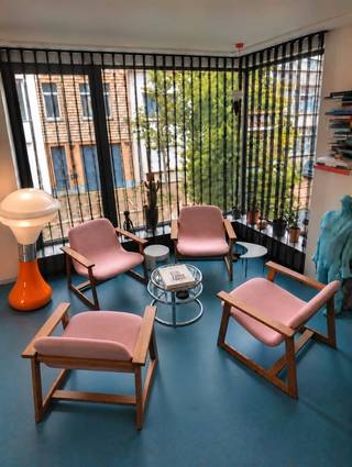 <p>De woning valt op door haar moderne industriële architectuur en de open bouwstijl.<br />Met haar zwarte kleur is het huis de witte raaf van de straat: niemand staat er onbewogen bij stil!</p><p>De woning is gelegen in het Westerkwartier in Oostende, een wijk die zich snel ontwikkelt en waar verbinding het kernwoord is.</p><p>Er zijn 3 verdiepingen en een mooie tuin van 138 m².<br />Het is mogelijk om de naastgelegen garage bij aan te kopen: zo kan u altijd parkeren in en voor de garage.</p><p>Binnen kenmerkt de woning zich door rauwe betonnen plafonds en zichtbare draagbalken, vides, stalen trappen, grote raampartijen, slim-otica, ventilatiesysteem D, zonnepanelen en vloerverwarming.<br />Het huis heeft een oppervlakte van 187m² op een perceel van 210 m².</p><p>Het gelijkvloers is momenteel een wo/mancave en kan ook gebruikt worden als aparte studio/kangoeroewoning. Er is een kitchenette, toilet, lavabo en een wasruimte.<br />Deze ruimte kan gemakkelijk anders ingedeeld worden in bv. 2 slaapkamers en een douche.</p><p>Op de eerste verdieping heb je de woonkamer met cosy zithoek en met de keuken als absolute eyecatcher.<br />Deze minimalistische en industriële keuken staat letterlijk in het midden én is het middelpunt van de woonkamer.<br />Deze is van het Duitse designmerk Stadtnomaden.<br />Opvallend is de vloer, die als een appelblauwzeegroene oceaan contrasteert met het firmament van het ruwe plafond.<br />Via het grote taatsraam ontsnapt u naar het terras dat met een vaste buitentrap verbonden is met de tuin.</p><p>De tweede verdieping is een mezzanine verbonden met de onderliggende leefruimte door twee vides.<br />Deze is ingericht als tv-salon en kan ook dienstdoen als logeerruimte.<br />Hier bevindt zich ook de badkamer met douche.<br />Op de bovenste verdieping is de zeer ruime slaapkamer met toilet en terras.</p><p>Wij openen onze oester graag.<br />Misschien is de parel binnenin het antwoord op jullie vraag.<br />Bel dan nul vier negen zeven zeven negen negen zes negen zeven.</p>