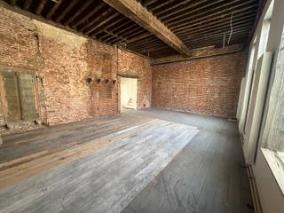 <strong>Kantoor te huur - Hoogstraat n° 64 - 1000 Brussel.</strong><br />Deze kantoren zijn gelegen in een bruisende wijk.<br />Op 150 meter van de Zavel / Sablon en op loopafstand van de wijk Marollen.<br /><strong>180 m2</strong> gelegen op eerste verdieping van dit karaktervolle gebouw. 25 m2 terras<br />Contact: info@investinrealestate.be<br />Tel. 0476/76.40.47