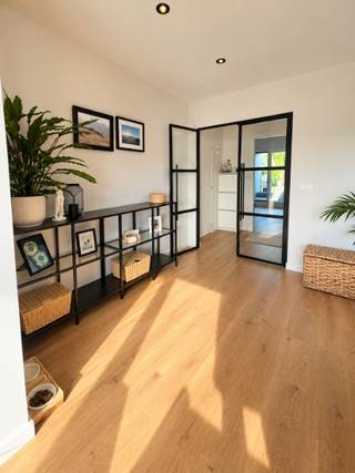 Modern knap gerenoveerd appartement met veel lichtinval gelegen aan de rand van de stad.<br />In klein blokje van 4.<br /><strong>1 ste verdiep</strong> (geen lift) Inkomhal met dubbele metalen deuren naar de vrij ruime super gezellige living met veel lichtinvallen<br />(hoekappartement) open ingerichte moderne keuken, 2 slaapkamers, aparte w.c, leuke badkamer met inloopdouche en strak modern badmeubel, washoek, leuk vrij ruim terras met groen zicht.<br />U kan ook genieten van de gemeenschappelijk tuin. <br />extra berging voor appartement kan op zolder <br />ruime garage verplicht bij te kopen 16 000 euro <br />EPC 284 - elektriciteit conform.