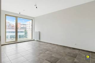 <p><span>Instapklaar 1-slaapkamerappartement met terras op topligging aan het Eilandje</span></p><p><span>Op een absolute toplocatie aan het Kempisch Dok, in de recente residentie Doktoren, bevindt zich dit recente 1-slaapkamerappartement. U woont hier op wandelafstand van het MAS, de jachthaven en een ruim aanbod aan horeca, winkels en openbaar vervoer. De combinatie van water, architectuur en levendigheid zorgt hier elke dag opnieuw voor een echt vakantiegevoel. Dankzij de vlotte aansluiting met de Leien en de Waaslandtunnel is ook de bereikbaarheid uitstekend, zowel binnen als buiten de stad.</span></p><p><span> </span></p><p><span>Het appartement is vandaag verhuurd, wat het pand bijzonder interessant maakt als zorgeloze investeringsopportuniteit. Tegelijk biedt de indeling en het comfort ook alle troeven voor toekomstige eigen bewoning.</span></p><p><span> </span></p><p><span>Inkomhal</span></p><p><span>U betreedt het appartement via een aparte inkomhal, die zorgt voor een aangename scheiding tussen leefruimte en privévertrekken.</span></p><p><span> </span></p><p><span>Leefruimte &amp; open keuken</span></p><p><span>De leefruimte met open keuken geniet dankzij de raampartijen over de volledige breedte van het appartement van een mooie, natuurlijke lichtinval. De keuken is praktisch ingericht en voorzien van een keramische kookplaat, oven, dampkap en koelkast met vriesvak. Doorheen het volledige appartement ligt een duurzame tegelvloer, wat bijdraagt aan het onderhoudsvriendelijke karakter.</span></p><p><span> </span></p><p><span>Slaapkamer &amp; badkamer</span></p><p><span>De slaapkamer is volwaardig en rustig gelegen. Aansluitend bevindt zich de badkamer, uitgerust met een inloopdouche, lavabomeubel en handdoekradiator, afgewerkt in een hedendaagse stijl.</span></p><p><span> </span></p><p><span>Terras</span></p><p><span>Het aangename westgerichte terras vormt een fijne buitenruimte om in de namiddag en avond van de zon te genieten.</span></p><p><span> </span></p><p><span>Berging &amp; kelder</span></p><p><span>Daarnaast is er een praktische interne berging met de technieken en aansluiting voor wasmachine en droogkast. Een ruime privatieve kelderberging is eveneens inbegrepen.</span></p><p><span> </span></p><p><span>Gemeenschappelijk dakterras</span></p><p><span>Als absolute meerwaarde kunnen bewoners gebruikmaken van het indrukwekkende gemeenschappelijke dakterras op de 23ste verdieping, met panoramische zichten over Antwerpen en het omliggende water.</span></p><p><span> </span></p><p><span>Extra troeven</span></p><p><span>- EPC A, zeer energiezuinig</span></p><p><span>- Ventilatiesysteem D</span></p><p><span>- Fiber internet aanwezig</span></p><p><span>- Gemeenschappelijke fietsenstalling</span></p><p><span>- Mobiscore 9,1/10</span></p><p><span>- Recent en kwalitatief gebouwd</span></p><p><span>- Verhuurd: ideaal als investering, ook geschikt voor latere eigen bewoning</span></p><p><span> </span></p><p><span>Een zorgeloos en energiezuinig appartement op één van de meest gegeerde locaties van Antwerpen, met een brede doelgroep en een uitstekende ligging aan het water.</span></p>