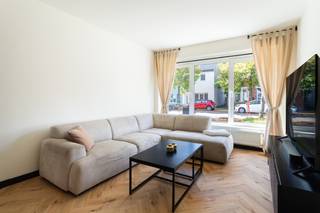 Deze gerenoveerde woning is gelegen in een zeer fijne, kindvriendelijke buurt van Brasschaat. <br />U komt de woning binnen in een mooie inkomhal die toegang geeft tot een ruime, lichte living met eetkamer. Hier ligt een mooie nieuwe laminaten visgraat vloer. <br />Aansluitend een mooie geïnstalleerde nieuwe keuken met kookplaat met geïntegreerde dampkap, combi-oven en aparte magnetron, alles van Bosch. Hier veel lichtinval en een deur naar buiten. Waar u heerlijk kunt vertoeven op het terras.<br />Achter in de tuin kunnen de kinderen nog fijn spelen. De eigendom is afgesloten aan de zijkant met een dichte poort, wat u veel privacy geeft! <br />Verder bevindt zich achter de keuken nog een apart toilet. Een mooie nieuwe douchekamer met regendouche en aparte handdouche. Verder nog een zeer ruime berging waar ook kasten zijn en een aansluiting voor wasmachine en droogkast. Hier ook ruimte voor extra koelkast. <br />Op de eerste verdieping vinden we drie kamers. Hier is de mogelijkheid om van een kamer nog een badkamer te maken. Leidingen hiervoor zijn voorzien. <br />Op de tweede verdieping bevinden zich twee leuke kinderkamers. <br />Buiten ruimte voor drie auto's te parkeren op eigen grond! <br />De elektriciteit is vernieuwd, evenals alle vloeren beneden, overal isolatie geplaatst, nieuwe raamkozijnen, buitenkant helemaal opgefrist, kortom heel veel belangrijke werken zijn reeds gedaan.<br />Binnen zijn er nog kamers die afgewerkt moeten worden, zoals het schilderen van een aantal ruimtes, de zolderkamers nog afwerken en eventueel een badkamer op de eerste verdieping indien gewenst. <br />Elektriciteit is conform, attest nog niet in bezit. EPC 20260814-0003932899-RES-1, 187 kWh/(m2 jaar), label B zie bijlage op onze website. Asbestattest aanwezig, zie bijlage op de website. <br /><br />Een mooie gezinswoning in een zeer kindvriendelijke buurt van Brasschaat dat zeker een bezoek waard is!<br />Interesse bel Chantal 0468/151651 of e-mail naar chantal@domus-immobilien.be. 