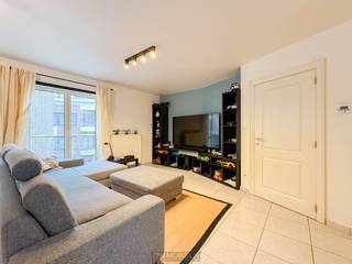 Instapklaar duplexappartement met <strong>DRIE VOLWAARDIGE SLAAPKAMERS, TWEE AANGENAME ZONNETERRASSEN EN PRIVATE GARAGE</strong>, ideaal gelegen in het <strong>HART VAN ZOTTEGEM</strong> op wandelafstand van station, scholen en winkels. Deze eigendom verkeert in goede staat en beschikt over een <strong>GUNSTIG EPC-LABEL B</strong>. De lichtrijke leefruimte <strong>MET OPEN KEUKEN</strong> sluit naadloos aan op het <strong>ZONNIGE TERRAS</strong>, waar het heerlijk vertoeven is in een rustige setting, ondanks de centrale ligging. De duplexindeling biedt <strong>EXTRA RUIMTE EN PRIVACY</strong>, wat zowel gezinnen als investeerders zal aanspreken. Dankzij de <strong>INBEGREPEN GARAGE</strong> is parkeren zorgeloos, een niet te onderschatten troef in een stadsomgeving. Het appartement is <strong>MOMENTEEL VERHUURD</strong>, waardoor het meteen rendement oplevert en zich uitstekend leent als <strong>STABIELE INVESTERING</strong>.<br /><br />Adres: Van Aelbrouckstraat 44 te Zottegem<br /><br />Geen renovatieplicht.