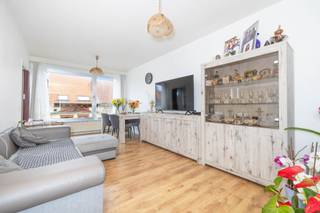 Op de grens tussen Sint-Joost-ten-Node en Schaarbeek, vlak bij het Armand Steurs-plein, kunt u dit appartement met 1 slaapkamer van 67 m² ontdekken, gelegen op de 4e verdieping van een klein mede-eigendom met slechts 5 woningen, met zeer lage gemeenschappelijke lasten.<br /><br />Het appartement bestaat uit een inkomhal van ±5 m² met apart toilet en wastafel, een badkamer en een stookruimte/berging. Aan de straatkant wordt de woonkamer van ±20 m² verlengd door een keuken van ±7 m², waarvan de scheidingswand kan worden geopend om een mooie, gezelligere leefruimte te creëren. De keuken beschikt tevens over een bijkeuken/wasruimte van ±2 m², wat bijzonder praktisch is in het dagelijks leven.<br /><br />Aan de achterzijde biedt de slaapkamer van ±18 m² een bijzonder royale oppervlakte en profiteert van een rustigere omgeving.<br />Aluminium kozijnen met dubbele beglazing, individuele Vaillant-gascondensatieketel en EPC-klasse F. Elektriciteit niet conform. Gemeenschappelijke kelder.<br /><br />Momenteel verhuurd voor 812,63 €/maand na indexering in 2026; dit pand vormt een mooie kans voor een eerste aankoop of een investering in huurwoningen.<br /><br />Kosten: ±35 €/maand (verzekering, lift en elektriciteit voor de gemeenschappelijke ruimtes)<br />
<p><b><u>Indeling</u>:</b></p>
<ul>
<li>67 m² – 4e verdieping</li>
<li>1 slaapkamer van ±18 m²</li>
<li>Woonkamer ±20 m²</li>
<li>Keuken ±7 m²</li>
<li>Bijkeuken/wasruimte ±2 m²</li>
<li>Hal ±5 m²</li>
<li>Badkamer</li>
<li>Aparte wc met wastafel</li>
<li>Stookruimte/berging</li>
</ul>
<p><b><u>Comfort & Technische voorzieningen</u>:</b></p>
<ul>
<li>Aluminium kozijnen met dubbele beglazing</li>
<li>Eigen atmosferische gasketel van Vaillant</li>
<li>EPB F</li>
<li>Elektriciteit niet conform</li>
<li>Gemeenschappelijke kelder</li>
</ul>
<p><b><u>De pluspunten</u>:</b></p>
<ul>
<li>Klein appartementencomplex met 5 eenheden</li>
<li>Zeer lage gemeenschappelijke kosten</li>
<li>Verhuurd voor 812,63 €/maand (indexering tot 2026)</li>
<li>Ideaal als eerste aankoop of investering</li>
<li>Vlakbij het Square Armand Steurs</li>
</ul>