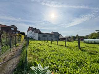 LANDELIJK GELEGEN GEZINSWONING met LOODS van 234 m², gelegen op een ROYAAL PERCEEL van 1.289 m². Dankzij de RUSTIGE LIGGING geniet u hier van privacy, ruimte en groen. Mits de nodige MODERNISERINGEN kan deze eigendom uitgroeien tot de IDEALE GEZINSWONING. Op het gelijkvloers betreedt u de inkomhal die toegang biedt tot de gezellige leefruimte met eetplaats en lichtrijke veranda. De keuken is functioneel ingericht en via een trap verbonden met de kelder, die doorgang biedt naar het magazijn. Verder beschikt het gelijkvloers over een 1ste slaapkamer en een vernieuwde badkamer. De 1ste verdieping omvat 3 volwaardige slaapkamers, een praktische berging en toegang tot de zolder. De aanpalende loods is ingedeeld met een ruime werkruimte, een aparte bureauruimte en 2 toiletten. Buitenshuis geniet u van een noordoostgerichte tuin met prachtig uitzicht over de omliggende natuur, een perfecte plek om in alle rust te ontspannen.<br /><br />Adres: Ronsesestraat 268 - 9660 Brakel<br /><br />EPC: 511 kWh/m², G-score en P-score A, Renovatieverplichting van toepassing