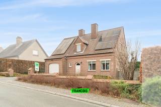 In een rustige en residentiële woonwijk nabij het centrum van Zottegem vindt u deze statige open bebouwing met een ideale ligging voor wie houdt van privacy, comfort en een vlotte bereikbaarheid. Dankzij het EPC-label C geldt er geen renovatieverplichting, wat dit pand extra aantrekkelijk maakt voor kopers die op zoek zijn naar een woning met potentieel.<br /><br />Bij het binnenkomen wordt u verwelkomd in een ruime inkomhal met gastentoilet. De lichtrijke leefruimte biedt voldoende ruimte voor zowel een zithoek als een eetplaats en sluit naadloos aan op de aangename veranda. Daarnaast beschikt het gelijkvloers over een keuken, praktische berging en een inpandige garage. Buiten geniet u van een gezellige tuin met praktisch tuinhuis en terras. <br /><br />Op de eerste verdieping bevinden zich drie volwaardige slaapkamers, een extra kamer die kan dienen als berging, dressing of bureau, en een badkamer. Via een valluik bereikt u de zolder, ideaal voor extra opslag. De woning beschikt bovendien over zonnepanelen, een oprit voor twee wagens, kelder en biedt tal van mogelijkheden om naar eigen smaak verder op te frissen.<br /><br />Hoewel de woning zich in de nabijheid van de spoorlijn Gent–Geraardsbergen bevindt, is de treinfrequentie eerder beperkt (ongeveer één trein per uur per richting). Het geluid is kortstondig en wordt door veel bewoners als weinig storend ervaren. We nodigen geïnteresseerden graag uit om dit zelf ter plaatse te beoordelen tijdens een bezoek.<br /><br />Dankzij de nabijheid van de spoorlijn geniet deze locatie bovendien van een vlotte treinverbinding richting Gent en Geraardsbergen, wat een extra mobiliteitstroef vormt.<br /><br />