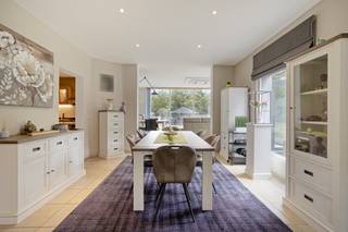 Stap binnen in deze instapklare woning waar licht, ruimte en comfort samenkomen. De doordachte indeling zorgt voor een perfecte balans tussen wonen en werken. Dankzij de strategische ligging is dit pand ideaal voor wie professionaliteit wil combineren met een aangename thuis. Verkoop enkel mogelijk via een aandelentransactie.IndelingGelijkvloers:- lichtrijke leefruimte met open karakter- open keuken- bureau, ideaal voor thuiswerk of praktijkruimteEerste verdieping:- ruime slaapkamers- master bedroom met dressing en grote badkamerZolder:- grote zolderruimteKelder:- volledig afgewerkte kelder met tal van mogelijkhedenGelegen aan de Brusselsesteenweg, geniet deze woning van een uitstekende bereikbaarheid richting Mechelen, Antwerpen en Brussel, met alle voorzieningen in de directe nabijheid.Dit is de perfecte combinatie van comfort, bereikbaarheid en functionaliteit. Mis deze kans niet en plan vandaag nog uw bezoek!