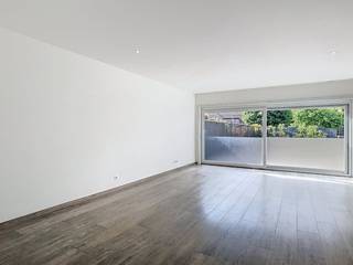 De woning beschikt over een ruime leefruimte die naadloos overgaat in een moderne, open keuken. Deze is volledig uitgerust , ideaal voor...