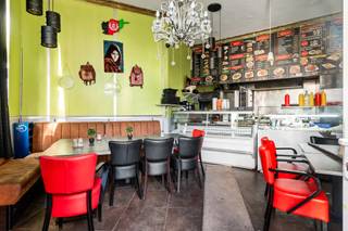 Gelegen in een levendige wijk vlakbij het historische centrum van Antwerpen, biedt dit handelspand een uitstekende bereikbaarheid dankzij de...