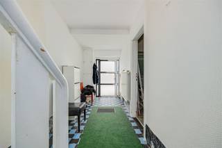 A stone's throw from the center of Sint-Niklaas, this spacious and bright house isfor sale in the Koningin Elisabethlaan. The accessibility...