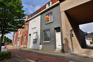 GEZINSWONING WAAR MOOIE RUIMTES VOORZIEN IN HEEL VEEL POTENTIEEL Nabij het centrum komt deze stadswoning aanzetten met veel woonruimte en een...
