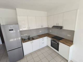 Ontdek dit charmante appartement in het hart van Aarschot, ideaal gelegen op slechts een paar minuten lopen van het station!<br /><br />Wij stellen je graag voor aan dit ruime lichte appartement vandaag! Kom gerust binnen!<br /><br />Dit appartement biedt twee ruime slaapkamers, een praktische ruime keuken, een berging en een gloednieuwe, moderne badkamer.<br />Verder stap je binnen in een lichte, uitnodigende woonkamer met mooie schouw die perfect is voor gezellige avonden thuis. De keuken is praktisch ingericht en biedt alle nodige voorzieningen voor dagelijks comfort. De 2 slaapkamers bevinden zich achteraan maw hier kruip je onder de dons zonder straatlawaai!<br />De nieuwe badkamer straalt een tijdloze luxe uit met douche, wc en badkamermeubel. Extra is een gezellige open ruimte voor bureau of speelhoek....<br /><br />Je woont hier in een buurt die dichtbij alles ligt: winkels, scholen....Het nabijgelegen station zorgt voor uitstekende verbindingen met omliggende steden.<br /><br />De gemeenschappelijke kosten zitten inbegrepen in de huurprijs.<br /><br />EPC-waarde: A of 83 kWh/m2.<br /><br />Het appartement is beschikbaar vanaf 1 juni.<br /><br />Heeft u vragen? Neem gerust contact met ons op, we helpen u graag verder! Of stuur een mailtje: info@immovdb.be.