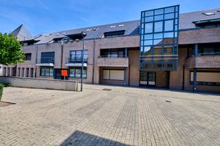 Ruim 1 slaapkamer appartement in hartje Lommel
Wie denkt dat een 1-slaapkamerappartement beperkt in ruimte moet zijn, wordt hier aangenaam verrast! Dit verzorgde appartement biedt maar liefst 102 m² woonruimte en combineert ruimte, comfort en een uitstekende ligging midden in het centrum van Lommel.
De royale leefruimte, het verzorgde interieur en de praktische indeling zorgen voor een aangename woonomgeving. Bovendien beschikt het appartement over een eigen garage én een extra berging in de kelder – een absolute meerwaarde in het centrum.
Hier woont u op wandelafstand van winkels, horeca en alle dagelijkse voorzieningen, terwijl u thuis geniet van rust en ruimte.
Waarom dit appartement een bezoek waard is:
• Maar liefst 102 m² bewoonbare oppervlakte
• Ruime en aangename leefruimte
• 1 volwaardige slaapkamer
• Eigen ondergrondse garage
• Extra private berging
• Energiezuinig – EPC-label B
• Centrale ligging in hartje Lommel
• Zeer verzorgd en instapklaar
• Ook interessant als investering
Een appartement dat u vooral vanbinnen moet gezien hebben om de ruimte écht te ervaren.