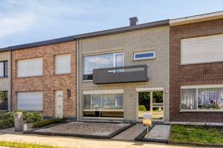 <p><span>UITSTEKEND ONDERHOUDEN EN GEZELLIGE WONING 179M² MET 3 SLAAPKAMERS EN ZUIDWEST-GEORIËNTEERDE TUIN</span></p><p><span>ligging in een rustige en kindvriendelijke verkaveling met vlotte bereikbaarheid via N16, A12, N17 en E19</span></p><p><span> </span></p><p><span>Gelijkvloers:</span><span> Inkomhal met vestiaire (4,1 x 2,1m) / wc / berging / living met eetplaats (8,5 x 4,4m) met toegang tot terras en tuin / ingerichte keuken (15m²) met eethoek en toegang tot terras en tuin / berging met was en </span></p><p><span>stookplaats (3,9 x 3m).</span></p><p><span>1ste verdieping:</span><span> Traphal / 3 slaapkamers (4,4 x 4m; 4 x 4m; 3 x 2,6m) / badkamer (5m²) met wastafel, zitbad en wc.</span></p><p><span>Stockage-zolder (8 x 6,8m).</span></p><p><span> </span></p><p><span>Toffe zuidwest-georiënteerde tuin met terras.</span></p><p><span>Perceel is aan de achterzijde bereikbaar via de Brandstraat / mogelijkheid tot creatie garage aan achterzijde perceel.</span></p><p><span> </span></p>