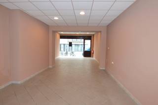 Handelspand met verschillende mogelijkheden te Mechelen.<br /><br />Gunstig gelegen tussen de ring (Dijle) en de Grote Markt.<br />Geschikt voor winkel (mode, IT,...), atelier, praktijk of kantoor, geen horeca.<br /><br />Indeling: winkel- of kantoorruimte met achteraan 2 bergingen en apart toilet.<br />Totale oppervlakte +/- 95m²<br />Breedte van de etalage: +/- 4,80m<br />Verwarming: elektrisch.<br />Vaste kosten (water): provisie €50<br /><br />Meer info =&gt; tine@immovos.be of 0473 41 15 16