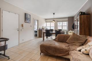 <p>Te koop: verzorgd appartement in de Schoolstraat, vlakbij het centrum van Temse.</p>
<p>Dit appartement, gebouwd in 1997, ligt op een toplocatie op wandelafstand van winkels, scholen en openbaar vervoer. Dankzij de centrale ligging geniet u van een vlotte bereikbaarheid naar invalswegen en het treinstation. De indeling is praktisch en biedt twee ruime slaapkamers, ideaal voor koppels, kleine gezinnen of wie extra ruimte zoekt.</p>
<p>Belangrijkste ruimtes:<br />• Ruime living (29 m²) met veel lichtinval<br />• Volledig ingebouwde keuken (10 m²)<br />• Slaapkamer (13 m²)<br />• Slaapkamer (10 m²)<br />• Badkamer (3 m²) met inloopdouche<br />• Berging (2 m²) met technische voorzieningen<br />• Hal (7 m²)<br />• Apart toilet (2 m²)</p>
<p>Troeven:<br />• Vlakbij het centrum van Temse<br />• 2 ruime slaapkamers<br />• Vlotte bereikbaarheid</p>
<p>Neem vandaag nog contact op met uw ERA-makelaar voor een bezoek.</p>
<p>JOUW DROOMAPPARTEMENT. ZO GEVONDEN!</p>