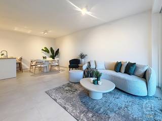 Dit nieuwbouwappartement is gelegen op het gelijkvloers van<strong> residentie Ribera</strong> langs de Oostendelaan te Middelkerke, op slechts 500 meter van het strand, op wandelafstand van het centrum en vlakbij een bushalte.<br /><br />Er is mogelijkheid tot aankoop van een carport op het terrein en de bewoners kunnen gebruikmaken van een ruime gemeenschappelijke fietsenberging.<br /><br />Bij de bouw werd bijzondere aandacht besteed aan energiezuinig en duurzaam wonen, met onder meer:<br />-Uitstekende isolatie<br />-Zonnepanelen<br />-Geothermische warmtepomp (uniek voor meergezinswoningen), die zorgt voor een laag energieverbruik in de winter en een aangenaam verkoelend effect in de zomer<br /><br />Het appartement beschikt over een volledig uitgeruste keuken met koelkast, vaatwasmachine, combi-oven en vitrokeramische kookplaat met dampkap.<br />De badkamer is afgewerkt met kwalitatieve, moderne sanitaire toestellen en een inloopdouche.<br />In de interne berging is er aansluiting voorzien voor een wasmachine en droogkast.<br /><br />👉 Dit appartement is een nieuwbouw en valt in principe onder het btw-stelsel van 21%.<br />👉 Indien u voldoet aan de wettelijke voorwaarden, is het verlaagd btw-tarief van 6% mogelijk<br />👉 De meubels en decoratie op de foto’s zijn <strong>niet</strong> inbegrepen in de verkoopprijs, deze zijn afkomstig van Maison M te Middelkerke.