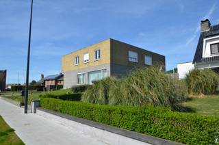 Deze veelzijdige opbrengsteigendom is uitstekend gelegen in een residentiële omgeving in de Sint-Donaasstraat te Zeebrugge, op wandelafstand van...