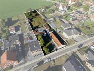Op zoek naar ruimte, rust en een prachtig landelijk uitzicht? Dan is dit uitzonderlijk ruime perceel van 3.550 m² in Anzegem zeker het ontdekken waard!<br /><br />Op het perceel bevindt zich momenteel een te slopen woning, waardoor u de unieke kans krijgt om een volledig nieuwbouwproject te realiseren volgens uw eigen wensen en behoeften.<br /><br />Dankzij de zuidwestelijke oriëntatie geniet u van een optimale namiddag- en avondzon. De ruime oppervlakte biedt bovendien tal van mogelijkheden voor een royale tuin, terras en een aangename groene buitenomgeving.<br /><br />De rustige, landelijke ligging en het open vergezicht over de omliggende velden zorgen voor een bijzonder gevoel van ruimte en privacy. Een ideale locatie voor wie wil genieten van het landelijke leven en tegelijk de vrijheid wil hebben om zijn eigen droomwoning te creëren.<br /><br />TROEVEN:<br />Perceel van maar liefst 3.550 m²<br />Zuidwestelijke oriëntatie<br />Prachtig open landelijk vergezicht<br /><br />Kortom, een unieke kans voor wie droomt van een ruime woning op een uitzonderlijke landelijke locatie.<br /><br />(Recente stedenbouwkundige inlichtingen zijn in aanvraag)