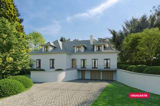 Deze statige villa, gelegen op een gunstig georiënteerd en groen perceel van maar liefst 3.174 m², combineert ruimte, een klassieke uitstraling en...