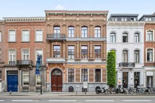 In dit moderne gebouw, verscholen achter een historische gevel in het midden van de Bondgenotenlaan mogen wij 18 bureauruimtes aanbieden.De...
