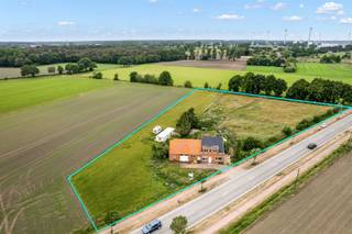 <p><span>Maak kennis met deze unieke eigendom te Geel, gelegen nabij tal van invalswegen en de autosnelweg.</span></p><p><span> </span></p><p><span>Het onroerend goed dient verder gerenoveerd te worden om terug te voldoen aan de hedendaagse woonbehoeften. Het potentieel is hier enorm!</span></p><p><span> </span></p><p><span>De indeling van het goed is als volgt:</span></p><p><span>KELDER</span></p><p><span>GLV: Zit-en eetkamer, wasplaats, keuken (kasten met toestellen), afzonderlijk toilet, berging- en schuurgedeelte</span></p><p><span>VERDIEPING: Nachthal, drie slaapkamers, badkamer (voorzien van hoekbad, lavabo &amp; toilet).</span></p><p><span>ZOLDER</span></p><p><span> </span></p><p><span>Extra info: Opgenomen bewoonbare oppervlakte: 123 m², schuurgedeelte: 80 m², dubbele beglazing (buitenschrijnwerk: hout + PVC), verwarming via infrarood panelen, pellet- en houtkachel, pannendak van hoofdwoning vernieuwd + geïsoleerd, elektrische installatie: CONFORM AREI!</span></p><p><span> </span></p><p><span>Wie op zoek is naar een prachtig project met veel grond (ideaal voor dierenliefhebbers), is hier aan het juiste adres.</span></p><p><span> </span></p><p><span>SBU &amp; bodemattest: In aanvraag.</span></p><p><span> </span></p><p><span>Breng snel een bezoek voor het te laat is! Neem contact op met Kenneth (kenneth.pollet@vastgoedhuys.be) op 0472/03 25 88 of met Melissa (melissa.cardaci@vastgoedhuys.be) op 0486/54 71 80.</span></p><p><span> </span></p><p><span> </span></p>