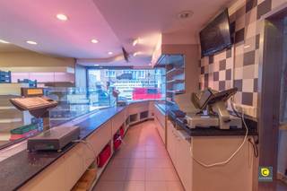 Veelzijdig handelspand met ruime etalage en parkeermogelijkhedenDit handelspand, voorheen een beenhouwerij, biedt tal van mogelijkheden voor...