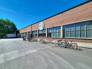 This office (115 m²) is located on the second floor of the former, well-known textile factory the Eskimo Factory, located on the Eskimo factory site on the Wiedauwkaai in the outer port of Ghent. The site combines industrial history with a contemporary approach and today offers an inspiring work environment for a variety of companies.<br /><br />The location is very strategic, with an easy connection to the R4 and a quick connection to the center of Ghent, the port and the main access roads. Public transport is also nearby, so that accessibility for employees and visitors is optimal.<br /><br />In addition, there is ample parking on the site, including the possibility to use the charging stations. <br /><br />Surface: <br />- Office (2nd floor): 115 m²<br /><br />Specifications:<br />- Year of construction: 1906<br />- Renovation year: 2015<br />- Furnished<br />- 24/7 access<br />- Heat pump (heating and cooling)<br />- Kitchenette<br />- Parquet floor<br />- Common sanitary facilities<br />- Common entrance hall<br />- Common aboveground parking<br />- 10 charging stations<br />- Telnet connection<br /><br />Availability: <br />Available immediately.<br /><br />Are you interested in this office for rent in Ghent? Do not hesitate to contact us at 09 245 35 35 or business.gent@dewaele.com.<br /><br />Register of measures: no
