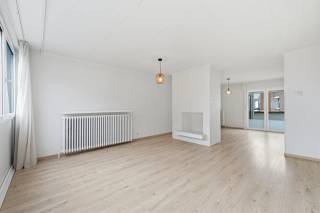 Looking for a spacious, fully move-in ready apartment ideally located near the center of Kortrijk? This unique apartment definitely deserves your attention!<br /><br />Thanks to its prime location, you can enjoy the comfort and vibrancy of a city center while benefiting from the space and comfort of a generous apartment.<br /><br />ADDITIONAL BONUS: no condominium fees and completely private access through your own entrance door. This gives you your own entrance hall, ensuring great privacy.<br /><br />LAYOUT: The separate entrance leads to a convenient storage space on the ground floor (ideal for bikes, etc.). The staircase then takes you up to the spacious apartment of no less than 122 m². <br />The bright living area forms the heart of this home, offering a cozy space for a sitting area as well as a large dining room adjacent to a fully equipped kitchen. Thanks to recently renewed windows, the living spaces enjoy pleasant natural light and an open, airy feel. <br />The apartment includes 2 large bedrooms, accessible via a separate night hall, as well as a renovated bathroom with a modern walk-in shower, a sink, and a toilet. Additionally, there is a separate guest toilet and a handy storage space in the upstairs hall.<br /><br />The icing on the cake: this apartment features a large terrace, perfect for enjoying peaceful moments, as well as a practical laundry storage room.<br /><br />In short, a spacious apartment with many advantages, a prime location, and no condominium fees. A unique opportunity for those seeking affordable and independent living close to Kortrijk’s center.<br /><br />Interested? Don’t hesitate—contact us today to schedule a viewing. This apartment truly must be seen in person!<br /><br />(Recent urban planning information has been requested)