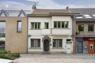 Dit statige herenhuis in het hart van Oostakker combineert ruimte, licht en functionaliteit met een uitzonderlijke ligging in het dorpscentrum...
