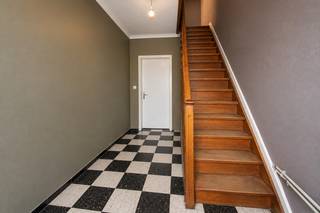 Bent u op zoek naar een woning waar rust, ruimte en potentieel hand in hand gaan? Dan is deze halfopen bebouwing in de Grote Heimelinkstraat 66 te Sint-Niklaas zeker een bezoek waard. De woning geniet van een uitzonderlijk goede ligging aan een rustige weg in de buitenrand van Sint-Niklaas. U woont hier in een aangename, rustige omgeving, terwijl winkels, scholen, openbaar vervoer en belangrijke invalswegen zich op korte afstand bevinden. Ook het station van Sint-Niklaas en de aansluiting op de E17 zijn vlot bereikbaar, wat zorgt voor een goede verbinding met omliggende steden.<br /><br />U betreedt de woning via een ruime inkomhal die toegang biedt tot de zeer ruime en lichtrijke leefruimte. Dankzij de grote raampartijen geniet u hier van een aangename natuurlijke lichtinval en een mooi uitzicht op de tuin. Vanuit de leefruimte heeft u bovendien rechtstreeks toegang tot de veranda, een extra plek om te ontspannen en te genieten van het zicht op het groen.<br /><br />Aansluitend bevindt zich de gesloten keuken, die eveneens profiteert van veel natuurlijke lichtinval dankzij de raampartijen in de veranda en uitkijkt op de tuin. Achteraan het gelijkvloers bevinden zich nog een praktische wasplaats en een badkamer, uitgerust met een bad en toilet. Het gelijkvloers kan een opfrisbeurt gebruiken, waardoor u de ruimtes volledig naar eigen smaak en hedendaagse woonwensen kunt inrichten.<br /><br />Ook buiten heeft deze woning heel wat te bieden. Via de veranda bereikt u een overdekt gedeelte, ideaal om beschut buiten te zitten. Achteraan de woning bevinden zich maar liefst vier garages, die uitzonderlijk veel bergruimte bieden en tal van mogelijkheden creëren voor stockage, hobby's of het stallen van voertuigen. Daarnaast beschikt de woning over een zijdelingse oprit met toegangspoort, die voorziet in private parkeermogelijkheden, én een gezellig voortuintje. De combinatie van de garages, de oprit en de buitenruimte biedt heel wat praktische voordelen en mogelijkheden om de eigendom verder naar eigen wensen in te richten.<br /><br />Op de eerste verdieping bevinden zich drie ruime slaapkamers en een aparte ruimte die voorzien is voor de inrichting van een tweede badkamer. Ook hier dient nog verdere afwerking te gebeuren, zodat u de verdieping volledig kunt afstemmen op uw eigen woonwensen.<br /><br />De tweede verdieping omvat een open zolderruimte die reeds volledig geïsoleerd is, maar nog verder afgewerkt dient te worden. Deze verdieping biedt bijzonder veel potentieel en kan, mits de nodige werken en afhankelijk van de mogelijkheden, worden ingericht met twee bijkomende slaapkamers. Zo kan het totale aantal slaapkamers oplopen tot maar liefst vijf.<br /><br />Kortom: een woning met ruimte, karakter en uitzonderlijk veel potentieel op een rustige en gunstige locatie in Sint-Niklaas. Met de nodige aandacht en een opfrissing kan deze halfopen bebouwing uitgroeien tot een bijzonder aangename thuis. Dankzij de ruime leefruimtes, de vier garages, de private parkeermogelijkheden en de uitbreidingskansen is dit een interessante opportuniteit voor grote gezinnen, koppels die extra ruimte wensen of kopers die op zoek zijn naar een woning die ze volledig naar eigen smaak kunnen vormgeven.<br /><br />De woning beschikt over een EPC-label D.<br /><br />De stedenbouwkundige inlichtingen zijn in aanvraag.