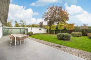 <p><span>Rustig wonen in het groene Ranst, met alle dagelijkse voorzieningen binnen handbereik. Deze vrijstaande villa combineert ruimte, comfort en een verzorgde afwerking op een mooi omheind perceel. Met een lichtrijke leefruimte, aparte bureauruimte, vier slaapkamers, zonnepanelen en een prachtig aangelegde tuin is dit een woning waar gezinnen meteen hun thuis van maken.</span></p><p><span> </span></p><p><span>Karaktervol & lichtrijk</span></p><p><span>Via de imposante inkomhal met haar indrukwekkende plafondhoogte van meer dan vijf meter word je meteen verwelkomd in een woning met karakter. De warme rode tegelvloer en de sierlijke trap zorgen voor een tijdloze uitstraling, terwijl de vide een heerlijk ruimtelijk gevoel creëert. Naast de inkom bevindt zich een ruime bureauruimte, ideaal voor thuiswerkers of wie een praktijkruimte wenst. Grote, recent vernieuwde raampartijen zorgen hier voor een aangename lichtinval. De leefruimte vormt het hart van de woning. De verzorgde parketvloer, de gezellige haard en de grote raampartijen met zicht op de tuin creëren een warme sfeer. Dankzij het grote schuifraam loopt binnen naadloos over in buiten en geniet je het hele jaar door van het uitzicht op het groen. De keuken is praktisch ingericht en kijkt uit op de tuin. Ze is voorzien van onder meer een oven, kookplaat en vaatwasser. Dankzij de directe toegang tot het terras en de nabijheid van de leefruimte vormt ze een fijne plek voor het dagelijkse gezinsleven.</span></p><p><span> </span></p><p><span>Ruimte voor het hele gezin</span></p><p><span>Op de eerste verdieping geeft de centrale overloop toegang tot vier volwaardige slaapkamers. De master bedroom beschikt over een charmant Frans balkon. Een ruime badkamer met dubbel lavabomeubel, ligbad en douchefunctie vervolledigt het verdiep. Aan de achterzijde heeft elke kamer elektrisch bedienbare rolluiken, wat absoluut een meerwaarde is. Extra bergruimte is er in de volledig betegelde kelder, die naast technische voorzieningen ook tal van mogelijkheden biedt voor stockage.</span></p><p><span> </span></p><p><span>Tuinplezier gegarandeerd</span></p><p><span>Buiten wacht een prachtig onderhouden, volledig omheind perceel met een zonnig terras van maar liefst ca. 43 m² en een fraaie achtertuin van ca. 480 m². De volwassen beplanting zorgt voor privacy en een groene sfeer, terwijl het terras uitnodigt tot lange zomeravonden met familie en vrienden. Ook praktisch scoort deze eigendom uitstekend. De lange oprijlaan biedt plaats aan meerdere wagens en leidt naar de garage met laadpaal en aansluitende carport.</span></p><p><span> </span></p><p><span>Groen wonen tussen stad en natuur</span></p><p><span>De Kromstraat geniet van een aangename ligging in Ranst, waar rust en bereikbaarheid elkaar perfect aanvullen. Het dorpscentrum met winkels, supermarkten en andere dagelijkse voorzieningen bevindt zich op korte afstand. Voor wie graag wandelt of fietst, liggen het bos van Zevenbergen en de uitgestrekte groene omgeving van Ranst vlakbij. Dankzij de bushaltes in de buurt zijn Antwerpen, Broechem en de omliggende gemeenten bovendien vlot bereikbaar.</span></p><p><span> </span></p><p><span> </span></p>