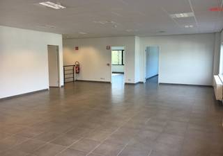 Het bedrijfsgebouw omvat 525 m² kantoorruimte, die uitbreidbaar is met bijkomend ca. 111 m², daarnaast is er bijkomend 144 m² magazijnruimte en...