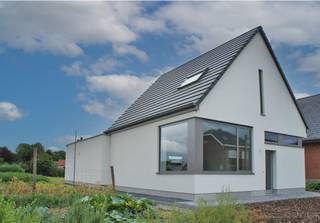 Deze inmiddels reeds gerenoveerde woning voldoet aan de huidige normen en is tevens hedendaags ingericht.De woning, welke geniet van veel natuurlijk...