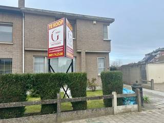 <strong>Charmante gezinswoning met 4 slpks, zonnige tuin en dubbele garage in Willebroek</strong><br /><br />Op een rustige en aangename locatie in Willebroek bevindt zich deze degelijk gebouwde gezinswoning met tal van mogelijkheden. Gelegen op Westzavelland 10, biedt deze woning de ideale combinatie van ruimte, licht en potentieel.<br />De woning beschikt over vier volwaardige slaapkamers, een praktische zolder en wordt verwarmd op aardgas. Dankzij de zuidgerichte tuin van 388 m² geniet u hier de hele dag van zon en rust — perfect voor gezellige zomeravonden, spelende kinderen of een groene oase naar eigen smaak.<br />Een absolute meerwaarde zijn de twee garages en de oprit, die zorgen voor comfortabel parkeren en extra bergruimte. De woning werd gebouwd in 1976 en vraagt een lichte opfrissing, wat u de unieke kans geeft om dit huis volledig naar uw eigen stijl en wensen in te richten.<br />Troeven die overtuigen:<br />Rustige woonomgeving<br />4 slaapkamers<br />Zonnige, zuidgerichte tuin (388 m²)<br />2 garages + oprit<br />Zolder met uitbreidingsmogelijkheden+ kelder!<br />Degelijke constructie<br />Ideale woning voor gezinnen of investeerders<br />Een woning met karakter, ruimte en potentieel — klaar om uit te groeien tot uw nieuwe thuis.<br /><br /> 