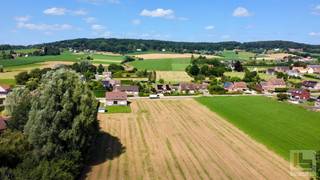 <strong>Met een oppervlakte van maar liefst 6600m²</strong>, biedt deze grond <strong>voldoende ruimte</strong> om + - <strong>10 woningen (type OPEN BEBOUWING OF HALFOPEN)</strong> te bouwen, na aanvraag van de nodige vergunningen bij het stedenbouwkundige diensten. De situering van de grond is zeer goed: <strong>Rustig en idyllisch gelegen, aan de voet van het Kluisbos</strong>, omringd door groen en met een prachtig uitzicht op de omgeving. Centrum Amougies op wandelafstand (Okay), centrum Avelgem, Kluisbergen en Ronse op 10 minuten rijden, voor Doornik heb je maar 25 minuten nodig. <br /><br />Deze bouwgrond is ideaal voor <strong>ontwikkelaars</strong>.<br /><br />Neem snel <strong>contact</strong> met ons op voor <strong>meer informatie</strong> over de mogelijkheden en wat toegestaan is of om een <strong>afspraak</strong> te maken om de grond te bezichtigen! <br /><br /><strong>Jens</strong>: <strong>0488 98 13 30</strong> of <strong>jens@immoboss.be</strong>