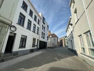 Dit pand is gelegen op een TOP locatie in hartje Mechelen! Ideaal voor investeerders of studenten.Indeling van de woning:Gelijkvloers: Leefruimte:...