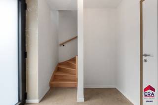 [[ DIT PAND NEEMT DEEL AAN DE ERA OPEN HUIZEN DAG OP 13/6 VAN 17:30 TOT 18:30 ]]
<p><strong>Ben je op zoek naar een energiezuinige en instapklare nieuwbouwwoning met 3 slaapkamers, een bewoonbare oppervlakte van maar liefst 175 m² en een centrale ligging? Gevonden!</strong></p>

<p>Deze moderne woning onderscheidt zich door haar uitstekende energieprestaties en hedendaags wooncomfort. Met een EPC-label A (13 kWh/m²jaar), vloerverwarming en koeling, warmtepomp, zonnepanelen, hoogrendementsbeglazing en een regenwaterput geniet je van een uiterst duurzame en energiezuinige woonomgeving. Bovendien bevindt de woning zich op een centrale locatie, vlakbij winkels, scholen, openbaar vervoer, het station en belangrijke invalswegen. Extra interessant is dat deze woning verkocht wordt onder het gunstige <strong>6%-btw-tarief</strong> (onder voorwaarden).</p>

<p>Op het gelijkvloers vind je een inkomhal met gastentoilet, een ruime eetkamer met aansluitende open keuken, volledig uitgerust met een inductiekookplaat, dampkap, oven, microgolfoven, koelkast, diepvries, vaatwasser en enkele spoelbak, evenals een grote praktische berging. Vanuit de eetkamer heb je directe toegang tot de aangename tuin met terras, ideaal om te ontspannen of gezellig buiten te eten. De eerste verdieping is volledig ingericht als leefverdieping en biedt een lichtrijke woonkamer met toegang tot een ruim terras. Daarnaast bevindt zich hier ook de technische ruimte. Op de tweede verdieping bevinden zich drie volwaardige slaapkamers, een apart toilet en een stijlvolle badkamer uitgerust met een douche, ligbad en dubbele wastafel.</p>

<p>Ben je op zoek naar een ruime, duurzame en zorgeloze gezinswoning op een uitstekende ligging? Contacteer ons vandaag nog voor een bezoek en ontdek zelf alle troeven van deze woning!</p>