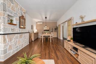 p zoek naar een ruime, energiezuinige gezinswoning met tal van mogelijkheden in een aangename buurt van Wilrijk? Dan is deze woning zeker een bezoek waard.<br /><br />Bij aankomst geniet je meteen van het comfort van een brede oprit met plaats voor twee wagens én een ruime garage, zodat parkeren altijd eenvoudig en zorgeloos verloopt.<br /><br />Binnen word je verwelkomd in een verrassend ruime woning, ideaal voor grote gezinnen of wie graag extra ruimte heeft. Een woning die moeiteloos meegroeit met jouw toekomstplannen.

<p>Ook op vlak van energie scoort deze woning uitstekend. Dankzij de recente dak- en gevelisolatie, vernieuwde ramen, zonnepanelen en een nieuwe verwarmingsketel geniet je van een aangenaam wooncomfort én een lagere energiefactuur.</p>

<p>Gelegen op een vlot bereikbare locatie in Wilrijk, met winkels, scholen, openbaar vervoer en belangrijke invalswegen in de nabije omgeving, combineert deze woning ruimte, comfort en een gunstige ligging.</p>
Belangrijkste ruimtes:<br />• Royale inkomhal<br />• Inpandige garage met automatische poort<br />• Vier slaapkamers<br />• Twee badkamers met douche, toilet en wastafel in meubel<br />• Lichtrijke woonkamer<br />• Ingerichte keuken<br />• Zolder met vaste trap én potentieel voor 2 à 3 extra slaapkamers<br />• Zonnige tuin (40 m²)<br /><br />Troeven:<br />• Rustige straat met uitstekende bereikbaarheid en nabij centrum Wilrijk<br />• Vier volwaardige slaapkamers met mogelijkheid tot uitbreiding<br />• Energiezuinige woning<br />• Airco<br /><br />Neem vandaag nog contact op met je ERA-makelaar voor een bezoek. JOUW DROOMHUIS. ZO GEVONDEN!