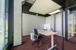 In het bedrijvencentrum V.Futurum bieden wij een moderne kantoorruimte te huur aan in Roeselare. Dit innovatieve bedrijfsvastgoed is ontworpen om ondernemingen te verbinden en samenwerking te stimuleren. Bent u op zoek naar een representatieve kantoorruimte te huur op een dynamische locatie? Dan biedt dit centrum de ideale uitvalsbasis voor uw onderneming.<br /><br />Het pand is uitstekend gelegen aan de Rijksweg in Roeselare, vlak bij het centrum. Dankzij deze strategische locatie kent de kantoorruimte te huur een vlotte verbinding met de belangrijkste uitvalswegen in de regio Roeselare.<br /><br />Oppervlakte: verschillende units beschikbaar van 14,8 m² tot 28 m².<br /><br />- Bemeubelde kantoren voorzien van ergonomisch afstelbaar meubilair<br /><br />- Individuele klimaatregeling en aangepaste verlichting per kantoor<br /><br />- Eigen, beveiligd netwerk per kantoorruimte<br /><br />- Onthaal met aanmeldmogelijkheden voor uw klanten<br /><br />- Sanitair per verdieping en een volledig ingerichte keuken met Miele-toestellen<br /><br />Aarzel niet om deze unieke kans te ontdekken. Bent u op zoek naar bedrijfsvastgoed bestaande uit een kantoor te huur in Roeselare? Aarzel dan niet om ons te contacteren op het nummer 051 21 22 23.<br /><br />Dit betreft een terbeschikkingstelling van kantoren met diensten.<br /><br />Bestuursmaatregelen in het maatregelenregister: nee