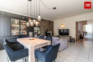 <p>Dit mooie en gezellige appartement met 2 slaapkamers bevindt zich op de Ninovesteenweg. Strategisch zeer goed gelegen!<br /><br />Het centrum van Aalst is gemakkelijk te bereiken te voet of per fiets. Daar zijn er tal van supermarkten, scholen, drink - en eet gelegenheden terug te vinden. <br />Op amper 2 minuten rijden met de wagen ligt de op en afrit van Aalst op de E40. Zowel richting Brussel als Gent heb je dus de ideale verbinding.<br /><br />Het appartement is gelegen op de eerste verdieping. Via de inkomhal en de glazen deur komen we terecht in de gezellige lichtrijke leefruimte. Aansluitend komen we terecht in de ruime keuken. De badkamer is uitgerust met een douche en lavabo. Ook de aansluiting voor de wasmachine is er terug te vinden. De 2 ruime slaapkamers zijn voorzien van ingebouwde kasten, een echte meerwaarde. Via de master bedroom heb je toegang tot balkon / terras. Het is altijd fijn om te genieten van de zon. Tevens is het voorzien van een elektrisch zonnescherm.<br /><br />Het appartement heeft een gunstig EPC mede door de 18 zonnepanelen. Het groene stroomcertificaat is nog geldig tem 2030 en zorgt voor meer dan 1000 EUR extra voordeel per jaar!<br /><br />Extra troeven :<br />- Bij het appartement zit een volledig afgesloten garage<br />- Zowel in de woning alsook op het gelijkvloers is een bergingsruimte voorzien<br />- Recent werd geïnvesteerd in een pellet kachel<br />- De slaapkamers zijn voorzien van elektrische rolluiken<br />- De ramen van de leefruimte zijn voorzien van zonnewering<br />- Het complex is voorzien van een gemeenschappelijke tuin op het gelijkvloers<br /><br />De woning is perfect onderhouden<br /><br />Dit appartement is zeker ideaal als eerste woning. Het is voorzien van alle comfort en heeft alles in huis om er een echte thuis van te maken!<br /><br />Beschikbaar bij akte<br /><br />Contacteer Topvastgoed voor een bezoek op het nummer 0475 700 700</p>