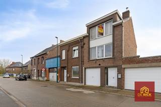 Centraal gelegen woning met 2 slaapkamers, vlakbij de E40, winkels en supermarkten.De woning omvat op het gelijkvloers een inkomhal en een garage...