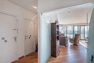 <strong>Riant appartement van 196m² met 4 slaapkamers, 2 badkamers en een schitterend terras te midden van groen en waterpartijen in Residentie "De Gulden Sporen". Deze residentie is volledig omheind met 2 automatische toegangspoorten, is ideaal gelegen ten opzichte van het centrum van Turnhout, de jachthaven, openbaar vervoer en alle openbare voorzieningen en biedt schitterende wandel- en fietsmogelijkheden langs het kanaal. De staanplaats met elektrische poort bevindt zich ondergronds (nummer SB 38). Deze is bij aan te kopen voor € 20.000. Zeer gunstige EPC-score van 135 kWh/m²/jaar en asbestveilig. </strong><br /><br /><span>Indeling van het appartement: </span><br />De lift brengt u naar de 3e verdieping, waar de hal gedeeld wordt met slechts 1 ander appartement. We betreden dit appartement via een ruime inkomhal met daar het gastentoilet met handenwasser en voldoende ruimte voor een vestiairekast. Dubbele glazen deuren geven toegang tot de schiffterende leefruimte. Deze baadt in het natuurlijk daglicht dankzij de grote raampartijen, en is opgedeeld in een eetkamergedeelte, meerdere zithoeken en een open keuken. Het terras heeft een uniek uitzicht over de aangelegde parktuin met vijverpartij. <br /><br />De keuken is voorzien van veel kastruimte, een natuurstenen werkblad en kwaliteitstoestellen (dubbele spoelbad, vaatwasser, kookplaat op gas, ingebouwde oven en ingebouwde ijskast). Er is bovendien nog ruimschoots plaats voor een ontbijttafel. <br /><br />Er zijn 4 volwaardige slaapkamers (14m² - 14m² 11m² en 11m²) en 2 nette badkamers. De hoofdbadkamer is voorzien van hoekbad, de 2e badkamer is voorzien van een douchekamer en 2e toilet. <br /><br />Tot slot is er nog een praktische berging met daarin voldoende opbergruimte, de aardgasketel en de aansluitingen voor de was- en droogmachine. <br /><br /><strong>De staanplaats met elektrische poort bevindt zich ondergronds (nummer SB 38). Deze is bij aan te kopen voor € 20.000. </strong><br />
<p><span>Bijzonderheden<br /></span>- Gelegen in afgesloten domein met toegangspoorten<br />- Lift aanwezig <br />- Omringd door een grote gemeenschappelijke parktuin met vijverpartijen<br />- Verwarming op aardgas met radiatoren (recente HR top ketel) <br />- Asbestveilig<br />- Zeer gunstige EPC-score van 135 kWh/m²/jaar <br />- Volledig voozien van dubbele beglazing met vliegenramen <br />- Gemeenschappelijke fietsenstandplaats<br />- Gemeenschappelijke sorteercontainers <br />- Ideale oriëntatie van het terras en de leefruimtes op het Zuiden<br />- Videophonie <br />- Gemeenschappelijke kosten: € 243 / maand inclusief tuinonderhoud en verzekering</p>
Neem zeker al eens een kijkje in het appartement via het interactief grondplan: http://deboerenpartners.virtimmocontent.be/start-visit/4708