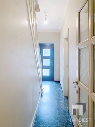 <p><span>Op zoek naar een comfortabele en praktisch ingedeelde gezinswoning op een gunstige locatie? Deze gezellige woning, gelegen vlak bij het centrum van Diest, biedt alles wat een gezin nodig heeft.</span></p><p><span>De woning beschikt over drie volwaardige slaapkamers, met de mogelijkheid om een vierde slaapkamer in te richten op de zolderverdieping. De moderne, volledig uitgeruste keuken is voorzien van alle nodige toestellen en vormt het hart van de woning.</span></p><p><span>Een absolute troef is de achtertuin met verharde terrassen en een verzorgd groen gazon. Hier geniet u in alle rust van het buitenleven, met volop ruimte voor ontspanning, spelende kinderen of gezellige momenten met familie en vrienden. Dankzij de omheining rondom biedt de tuin een hoog niveau van privacy en veiligheid.</span></p><p><span>Indeling:<br />· Inkomhal;<br />· Woonkamer;<br />· Keuken voorzien van alle toestellen; <br />· Toilet <br />· 3 slaapkamers, mogelijk tot 4<br />· Badkamer met inloopdouche en toilet;<br />·Tuin;<br />· Berging/ washok;<br />· Kelderberging;<br />· Zolderberging;<br /><br />Pluspunten:</span></p><p><span>- Vlakbij het centrum van Diest<br />- Dichtbij station<br />- Op wandelafstand van winkels, horeca, scholen, openbaar vervoer</span></p><p><span> </span></p><p><span>De huurprijs bedraagt €1370,00</span></p><p><span>Wilt u dit appartement graag bezoeken? Dat kan!</span></p><p><span> </span></p><p><span>Vul uw huurprofiel in op Immodiest.be (onder te huur - >Eduard Robeynslaan 116 - 3290 Diest ->Oranje knop -> 'Huuraanvraag')</span></p><p><span>Van zodra wij deze informatie ontvangen hebben, nemen wij contact met u op.</span></p><p><span> </span></p>