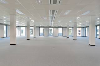 <p><strong><span>ALGEMEEN</span></strong></p>
<p><span>Moderne kantoorruimte van ca. 676 m² op de derde verdieping van The Ultimate, gelegen aan de Berchemstadionstraat 72 in Berchem. De ruimte kenmerkt zich door een overwegend open-space indeling en biedt hierdoor tal van mogelijkheden voor bedrijven die een moderne en flexibele werkomgeving wensen.</span></p>
<p><span>The Ultimate is gelegen op een goed bereikbare locatie op ca. 1,4 km van station Antwerpen-Berchem en beschikt over een vlotte verbinding met diverse bus- en tramverbindingen. Binnen het gebouw zijn bovendien gemeenschappelijke vergaderruimtes beschikbaar, variërend van ca. 14 tot 425 m², met mogelijkheid tot catering.</span></p>
<p><strong><span>KENMERKEN</span></strong></p>
<ul>
<li><span>Kantoorruimte van ca. 676 m²</span></li>
<li><span>Derde verdieping</span></li>
<li><span>Overwegend open-space indeling</span></li>
<li><span>Flexibele kantoorinrichting mogelijk</span></li>
<li><span>Gemeenschappelijke vergaderruimtes beschikbaar</span></li>
<li><span>Goede bereikbaarheid met openbaar vervoer</span></li>
<li><span>Parkeermogelijkheden beschikbaar</span></li>
</ul>
<p><strong><span>FINANCIEEL</span></strong></p>
<p><span>Huurprijs kantoor: €150/m²/jaar </span><br /><span>Gemeenschappelijke kosten: €30/m²/jaar </span><br /><span>Onroerende voorheffing: €17,22/m²/jaar </span></p>
<p><span>Jaarlijkse huurprijs: €101.400/jaar </span><br /><span>Maandelijkse huurprijs: €8.450/maand </span></p>
<p><span>Parkeerplaatsen: €1.500/plaats/jaar excl. BTW</span></p>