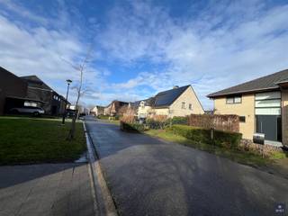 <p><span>RECENTE VILLA MET 4 SLPKS, GARAGE EN ZWEMBAD OP TOPLOCATIE</span></p><p><span> </span></p><p><span>Ontdek deze prachtige, recente O.B. waar ruimte, licht en comfort centraal staan.  Gelegen in een zeer rustige, residentiële omgeving in een doodlopende straat, biedt deze woning maximale privacy en veiligheid. Tegelijk bevindt u zich vlakbij openbaar vervoer en belangrijke invalswegen, wat zorgt voor een uitstekende bereikbaarheid.</span></p><p><span> </span></p><p><span>Van zodra u binnenkomt, valt de overvloedige lichtinval op dankzij de vele grote ramen die de woning een open en luchtig karakter geven. De gezellige living vormt het hart van het huis en sluit naadloos aan op een ruim terras waar u in alle rust kan genieten van het groen en het zicht op het nabijgelegen zwembad.</span></p><p><span> </span></p><p><span>De moderne open keuken is volledig geïntegreerd in de leefruimte en biedt alle comfort voor wie graag kookt en gasten ontvangt. Aansluitend bevindt zich een grote praktische berging. </span></p><p><span>Vanuit de keuken heeft u tevens directe toegang tot een tweede, ruim terras.</span></p><p><span> </span></p><p><span>De woning beschikt over 4 volwaardige slaapkamers, perfect voor een gezin of voor wie extra ruimte wenst voor bureau of hobbykamer. </span></p><p><span>De badkamer is stijlvol ingericht met een douche, ligbad en een lavabomeubel met dubbele lavabo. </span></p><p><span>Daarnaast is er een afgewerkte zolder voor extra opbergmogelijkheden.</span></p><p><span> </span></p><p><span>Buiten geniet u van het mooie zicht op het verwarmde zwembad, uitgerust met een rolluik voor extra veiligheid, bescherming en energiebesparing. </span></p><p><span> </span></p><p><span>Verder zijn er een garage, een aparte (fietsen)berging en een technische ruimte voor het zwembad. </span></p><p><span>Dankzij de aanwezige zonnepanelen is de woning (èn het zwembad) bovendien energiezuinig.</span></p><p><span> </span></p><p><span>Kortom: een instapklare, lichtrijke gezinswoning op een toplocatie waar comfort, rust en bereikbaarheid perfect samenkomen.</span></p><p><span> </span></p><p><span>Belangrijke info :</span></p><p><span> </span></p><p><span>     - EPC : 158 kWh/m²jaar (label B)</span></p><p><span>     - Huurprijs : 2.200,- euro/maand</span></p><p><span>     - Waarborg : 3x maandhuur</span></p><p><span>     - Plaatsbeschrijving : 500,- euro ( €250,- voor eigenaar en €250,- voor huurder )</span></p><p><span> </span></p><p><span>     - BESCHIKBAAR : VANAF 1/4/2026</span></p><p><span> </span></p><p><span>Wenst u graag meer info of bent u geïnteresseerd in een plaatsbezoek? </span></p><p><span>Gelieve ons dan te contacteren op het nummer 03 775 41 88 of mail naar</span><span> christel@vastgoed-smet.be</span><span>       </span><span>www.vastgoed-smet.be</span></p><p><span>De verstrekte gegevens/informatie (zowel online als gedrukt) worden vrijblijvend verstrekt, enkel ter inlichting, zonder contractuele verbintenis of garantie van onzentwege en kunnen op ieder ogenblik gewijzigd worden.</span></p><p><span> </span></p><p><span> </span></p>